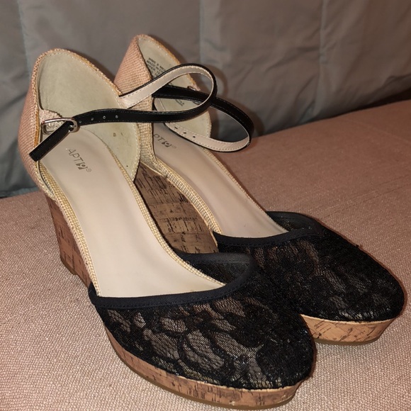 Lace Wedges - Picture 5 of 5